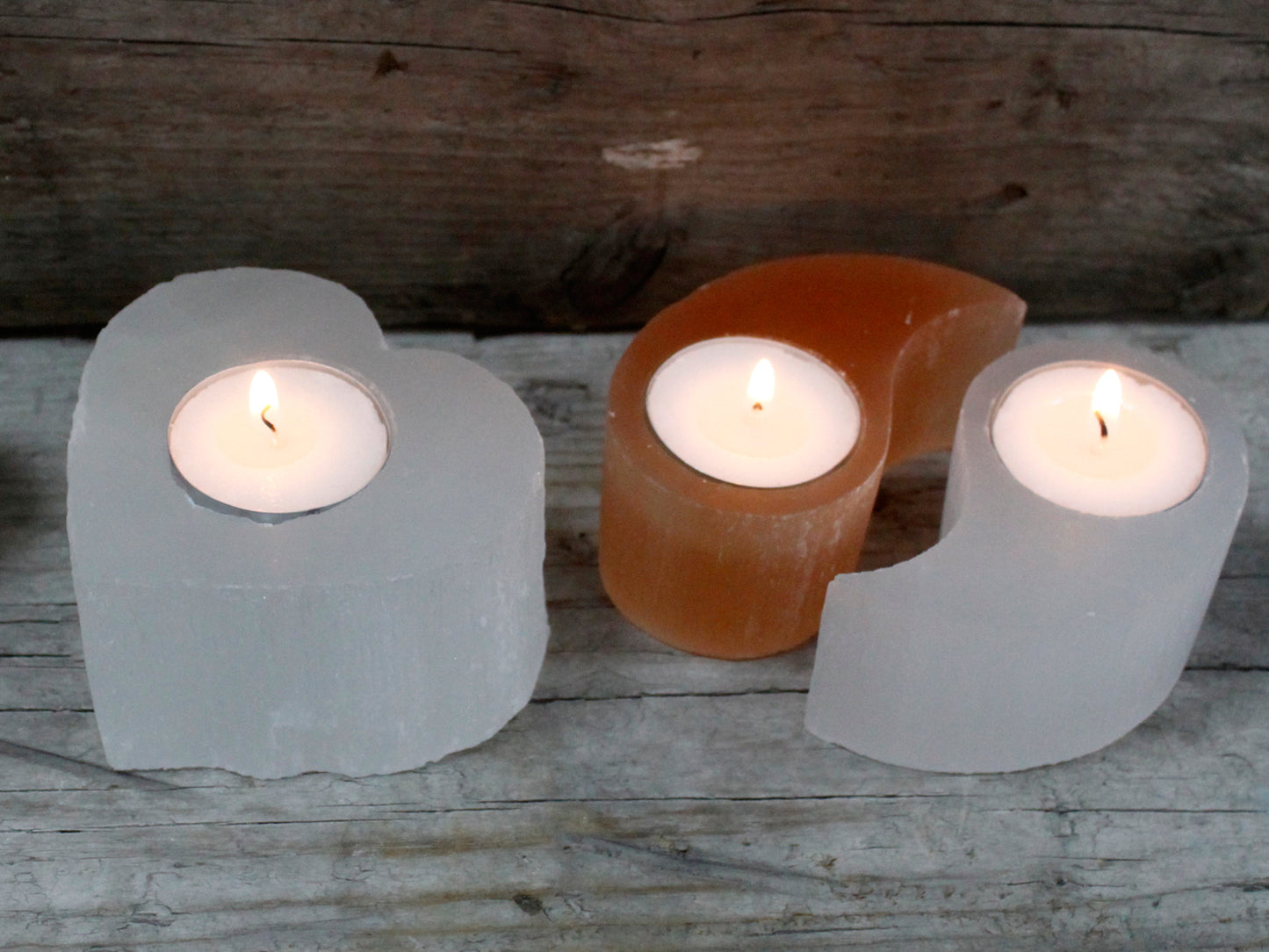Selenite Ying Yang Candle Holder. Size: width 10cm, Length 8cm, Height 4cm.